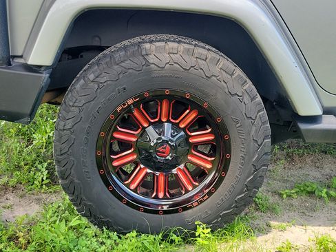 Used 2018 Jeep Wrangler Unlimited Sahara AWD/4WD image 5