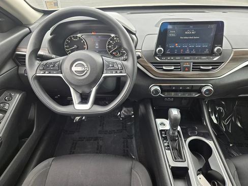 Used 2024 Nissan Altima 2.5 SV FWD image 11