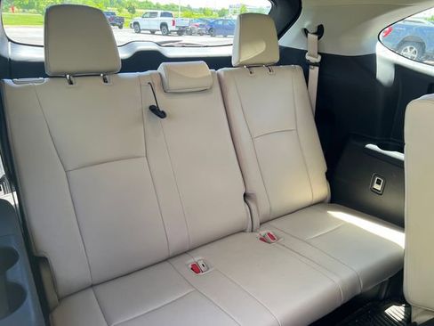Used 2020 Toyota Highlander XLE AWD/4WD image 16