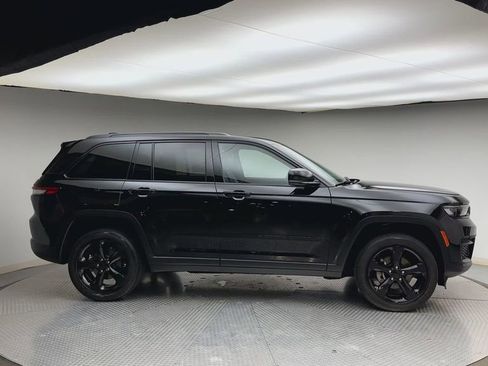 Used 2023 Jeep Grand Cherokee Altitude image 9