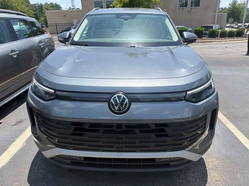 Used 2025 Volkswagen Tiguan SE FWD image 3