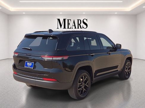 Used 2025 Jeep Grand Cherokee Altitude AWD/4WD image 5