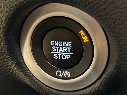 Used 2025 Chrysler Pacifica Select image 29