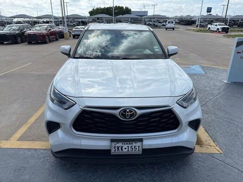 Used 2022 Toyota Highlander L image 2