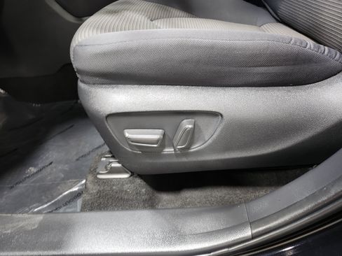 Used 2023 Toyota Highlander LE AWD/4WD image 24