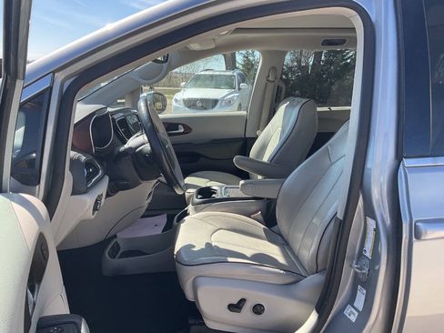 Used 2020 Chrysler Pacifica Limited FWD image 17
