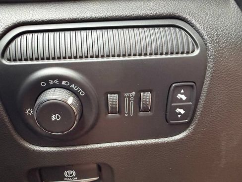 Used 2022 Jeep Wagoneer Series I w/ Premium Group I AWD/4WD image 35