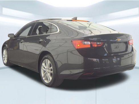 Used 2017 Chevrolet Malibu LT FWD image 4