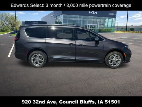 Used 2021 Chrysler Pacifica Limited AWD/4WD image 2