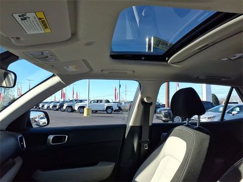 Used 2024 Hyundai Venue SEL image 16