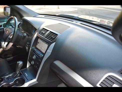 Used 2015 Ford Explorer XLT w/ Equipment Group 202A FWD image 37
