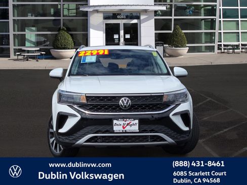 Certified 2023 Volkswagen Taos SE w/ Panoramic Sunroof Package FWD image 2