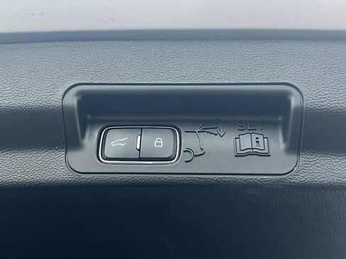 Used 2022 Ford Explorer XLT w/ Equipment Group 202A image 14