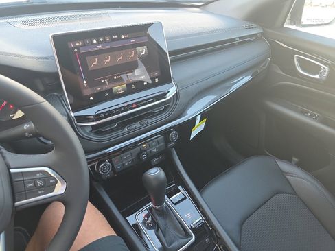 New 2026 Jeep Compass Latitude image 12