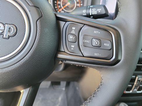 Certified 2025 Jeep Gladiator Sport AWD/4WD image 25