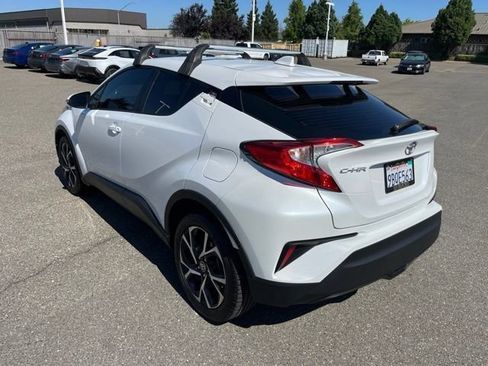 Used 2022 Toyota C-HR XLE FWD image 3