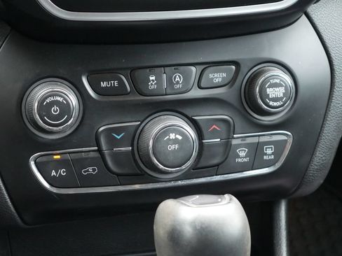 Used 2019 Jeep Cherokee Latitude Plus w/ Cold Weather Group AWD/4WD image 16