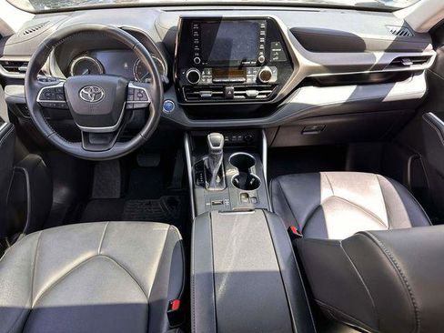 Used 2022 Toyota Highlander XLE AWD/4WD image 18