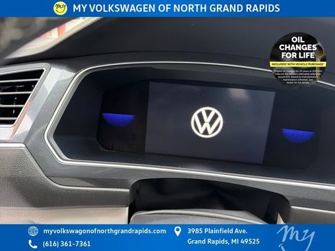 Used 2022 Volkswagen Tiguan SE w/ Panoramic Sunroof Package image 19