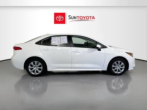 Used 2022 Toyota Corolla LE image 2