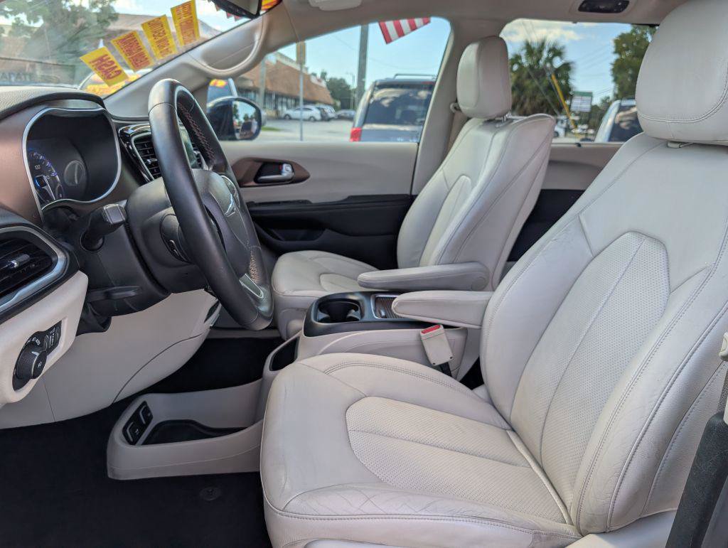 Used 2017 Chrysler Pacifica Touring-L Plus w/ Tire & Wheel Group FWD image 9