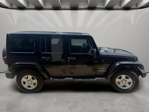 Used 2016 Jeep Wrangler Unlimited Sahara w/ Connectivity Group AWD/4WD image 9
