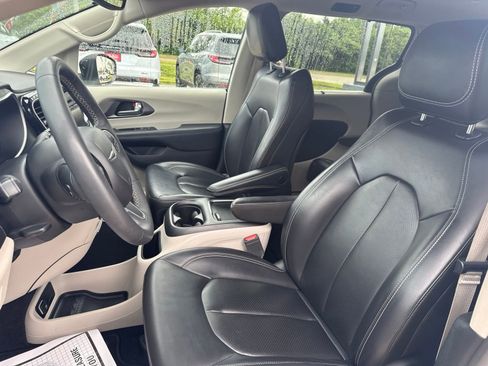 Used 2023 Chrysler Pacifica Touring-L FWD image 11
