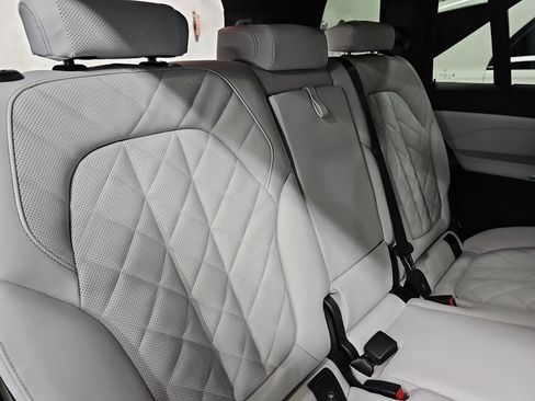 New 2026 BMW X7 xDrive40i w/ Premium Package image 12