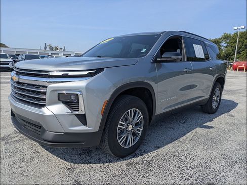 Certified 2025 Chevrolet Traverse LT w/ Driver Confidence Package FWD image 8