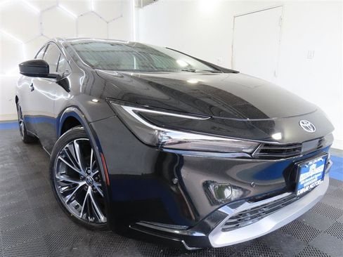 Used 2023 Toyota Prius XLE FWD image 2