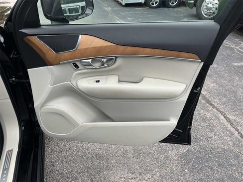 Used 2022 Volvo XC90 T6 Momentum w/ Climate Package image 23