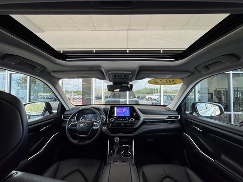 Used 2024 Toyota Highlander XLE FWD image 4