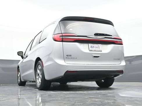 Used 2024 Chrysler Pacifica Limited FWD image 42
