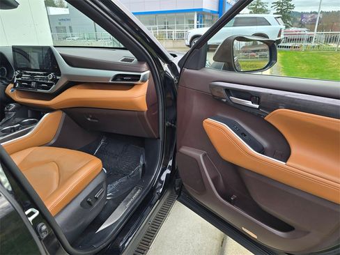 Used 2020 Toyota Highlander Platinum image 10