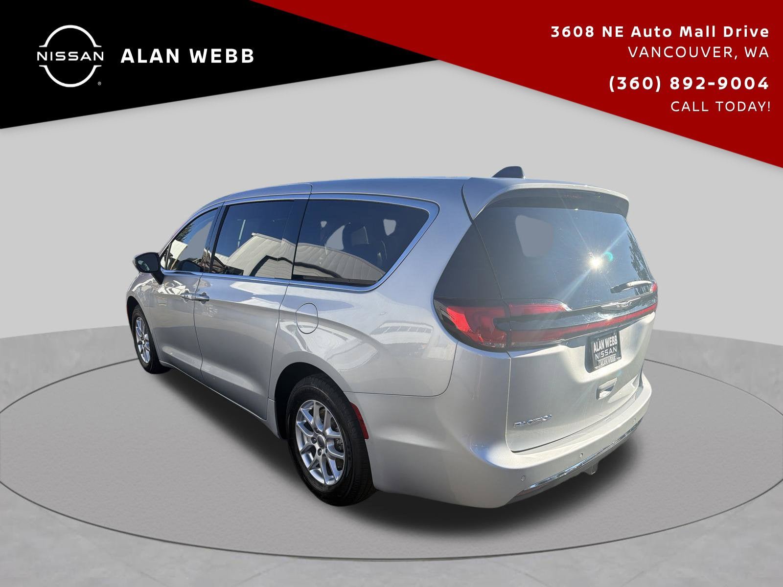 Used 2023 Chrysler Pacifica Touring-L FWD image 6
