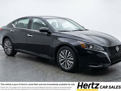 Used 2025 Nissan Altima 2.5 SV image 1