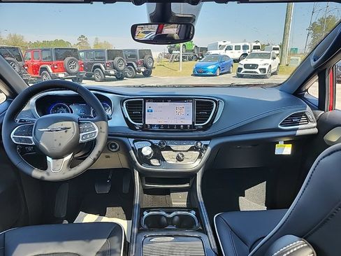 New 2026 Chrysler Pacifica Limited AWD/4WD image 3