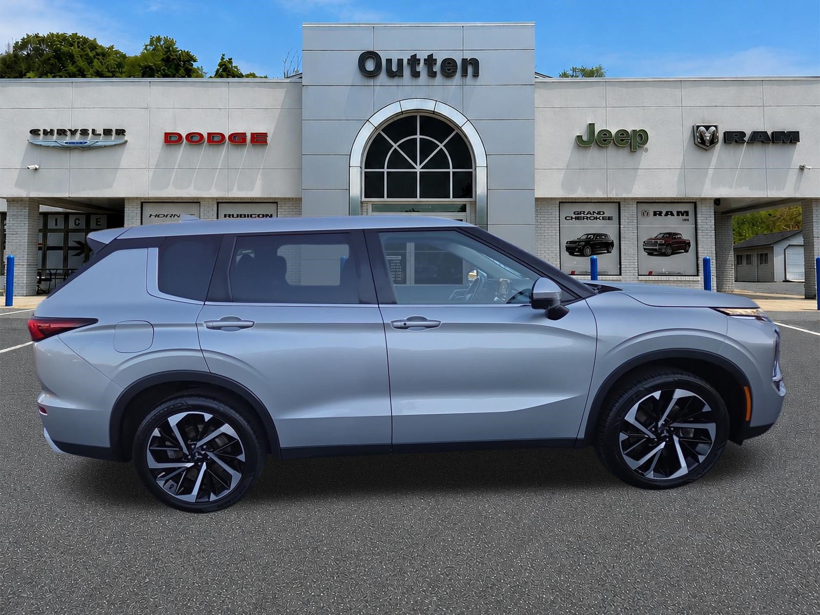 Used 2023 Mitsubishi Outlander SE AWD/4WD image 2