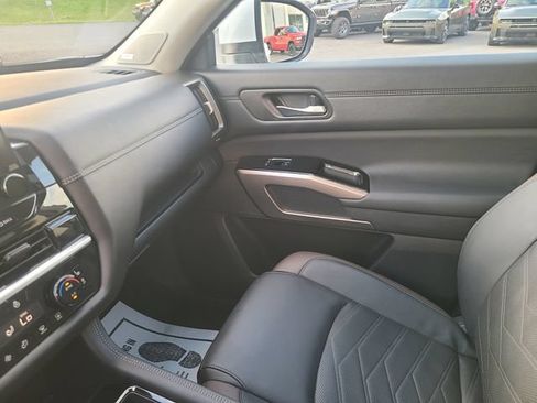 Used 2025 Nissan Pathfinder Platinum AWD/4WD image 16