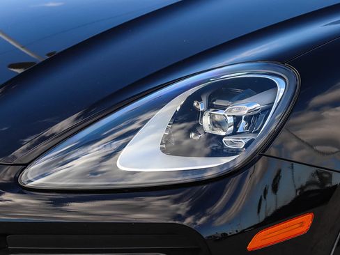 Used 2021 Porsche Cayenne Coupe image 6