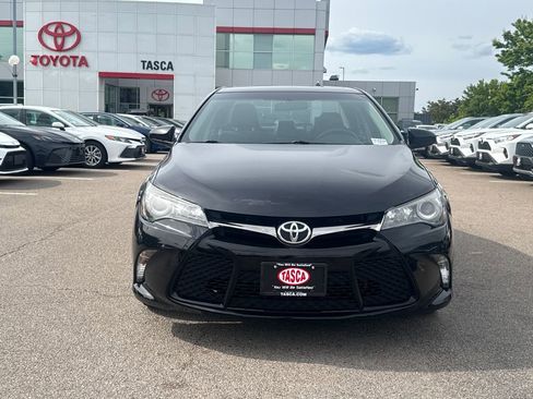 Used 2017 Toyota Camry SE w/ Moonroof Package FWD image 2