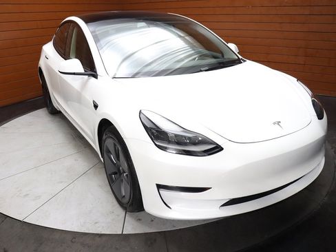 Used 2023 Tesla Model 3 Standard Range image 17