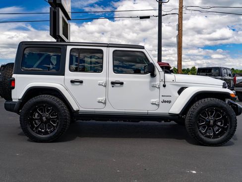 Used 2018 Jeep Wrangler Unlimited Sahara w/ Uconnect 4C Nav & Sound Group AWD/4WD image 8