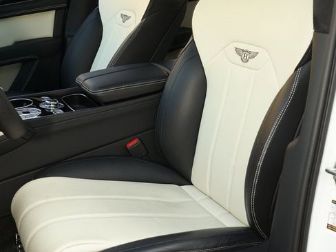 Used 2023 Bentley Bentayga Plug-In Hybrid image 9