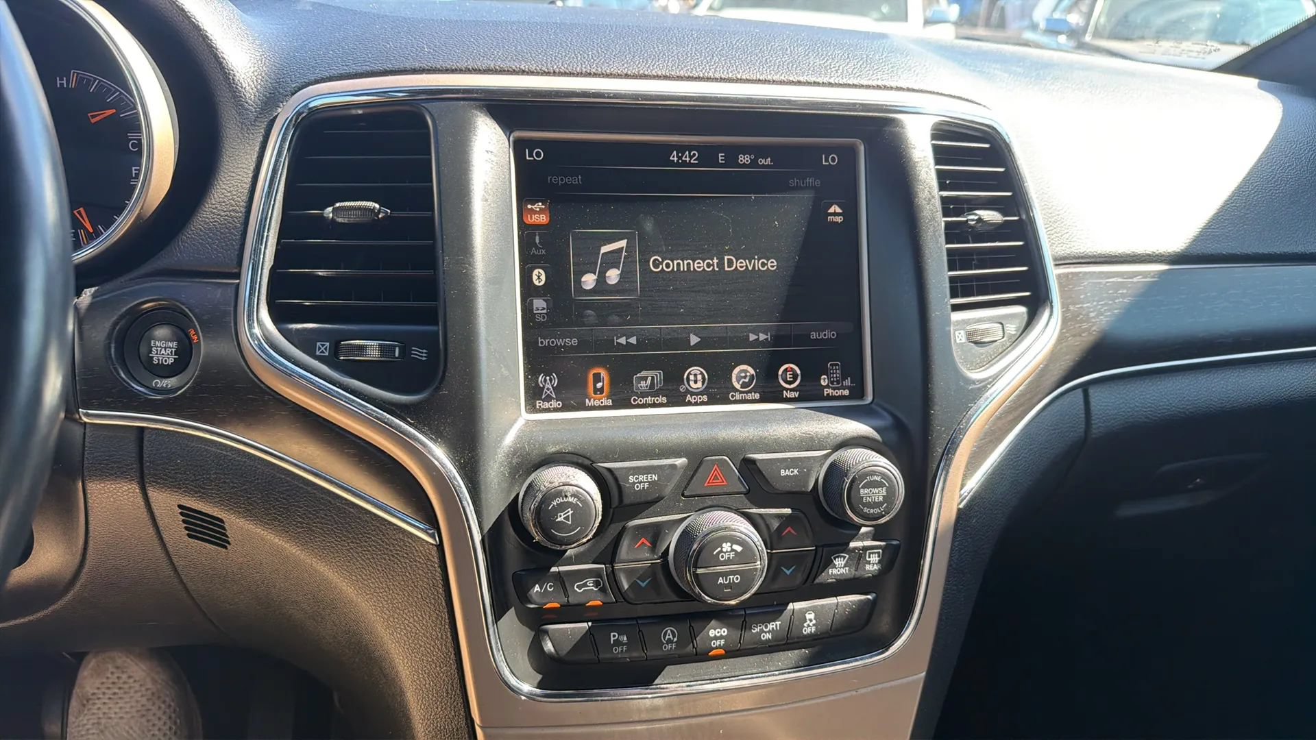 Used 2017 Jeep Grand Cherokee Limited AWD/4WD image 2