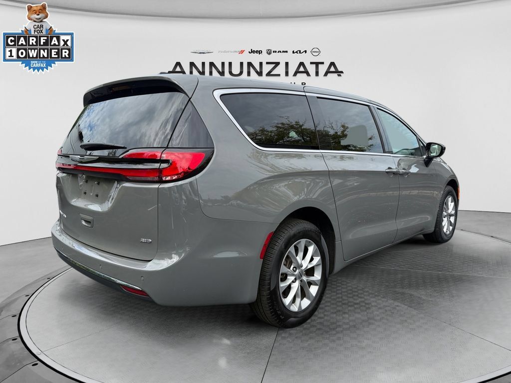 Used 2025 Chrysler Pacifica Select AWD/4WD image 5