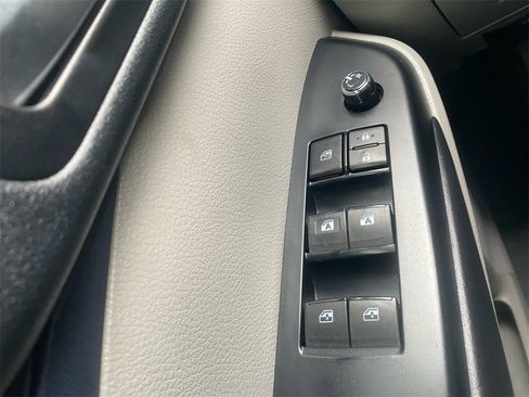 Used 2019 Toyota Highlander XLE image 17