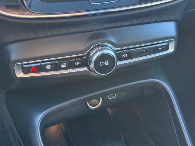 Certified 2025 Volvo XC40 B5 Ultra AWD/4WD image 26