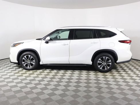 Used 2021 Toyota Highlander XLE image 3