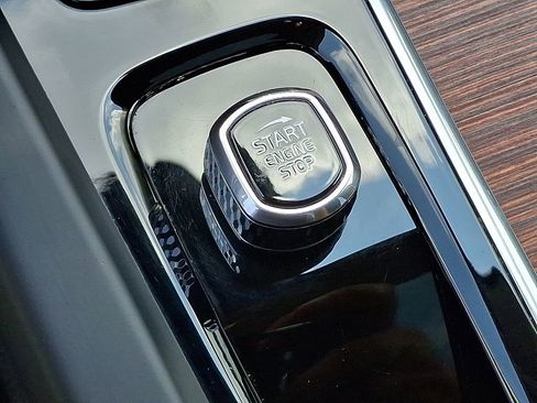 Used 2023 Volvo XC60 B5 Plus image 26